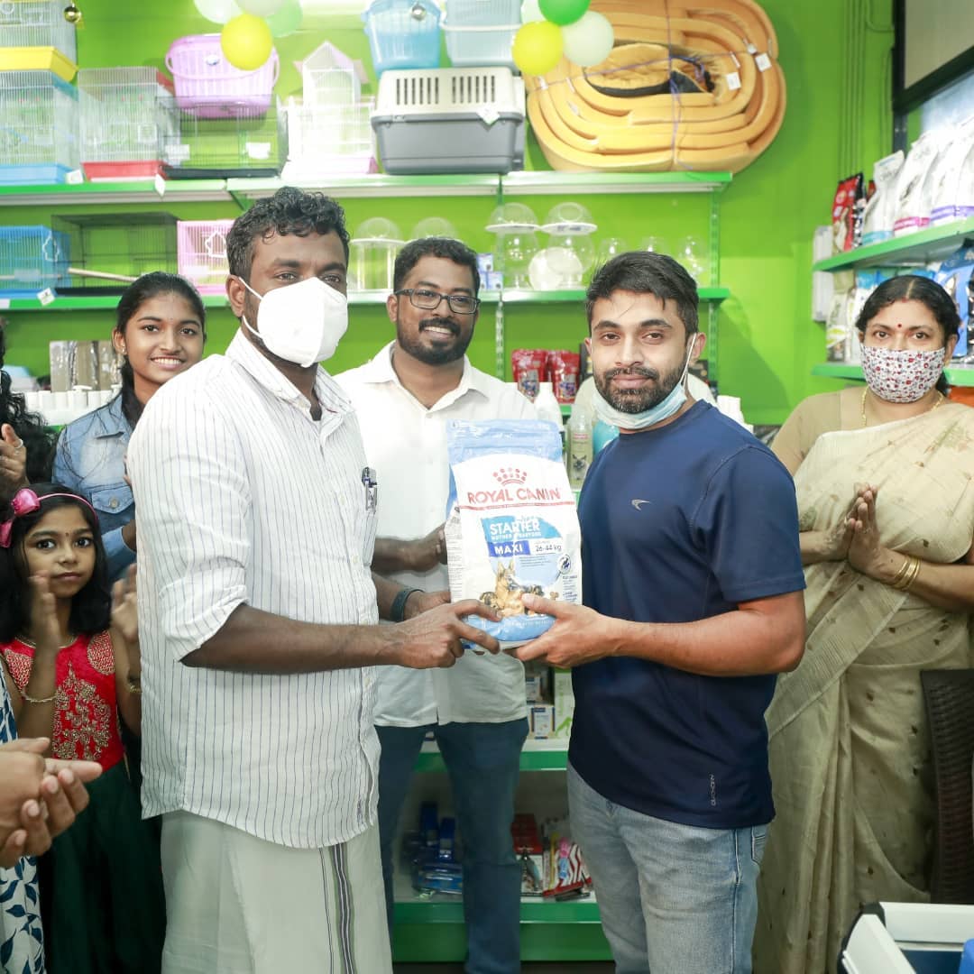 Bowmeow founder handing a Royal Canin starter pack to a happy customer